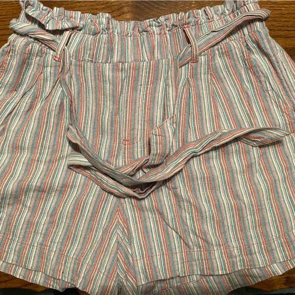 Women’s American Eagle stripped shorts - Picture 1 of 6